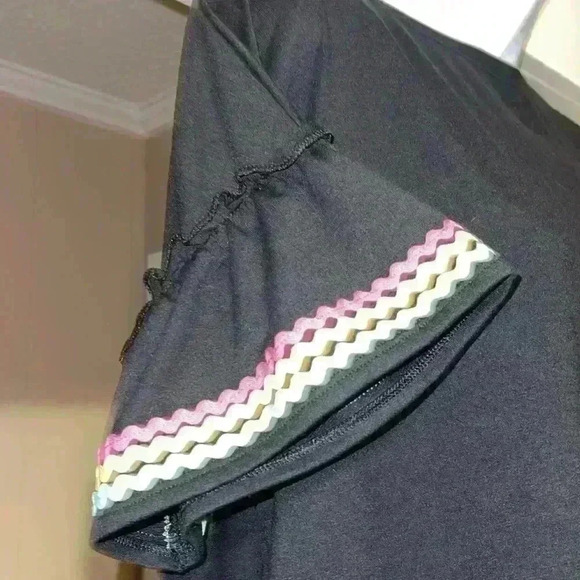 Crown & Ivy Black RicRac Short Sleeve Poly Blend Boat Neck Top - Picture 2 of 4